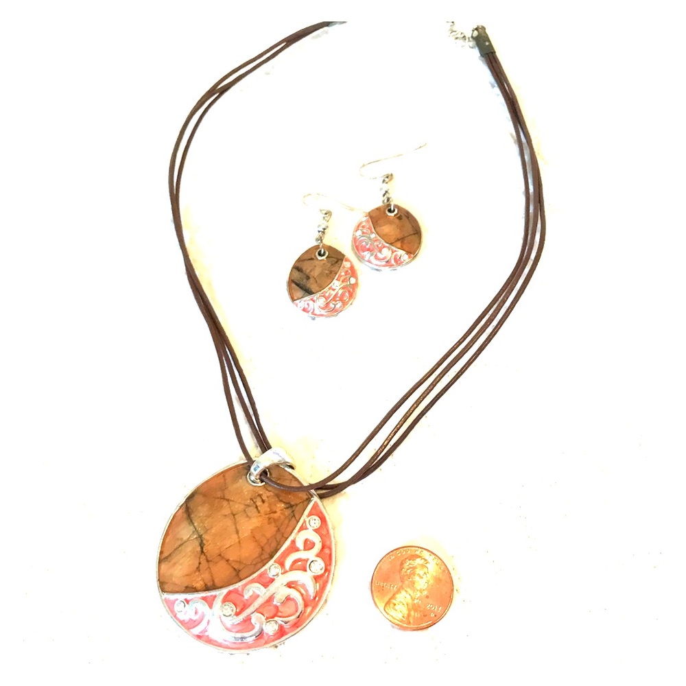 Pendant necklace and matching earrings.